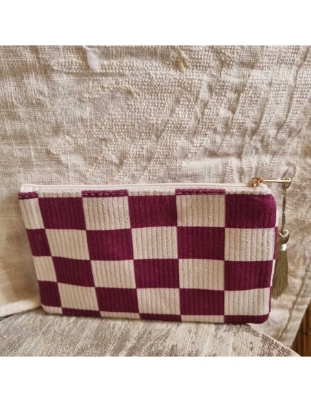 Pochette Damier écru/bordeaux "Les Copines c'est la Vie", pratique et ultra stylée pour vos indispensables à portée de main.