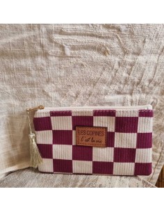 Pochette Damier écru/bordeaux "Les Copines c'est la Vie", pratique et ultra stylée pour vos indispensables à portée de main.