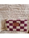 Pochette Damier écru/bordeaux "Les Copines c'est la Vie", pratique et ultra stylée pour vos indispensables à portée de main.