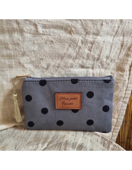 Pochette gris bleuté à pois "Mon Petit Bazar", compacte, pratique et ultra stylée pour vos indispensables à portée de main.