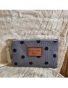 Pochette gris bleuté à pois "Mon Petit Bazar", compacte, pratique et ultra stylée pour vos indispensables à portée de main.